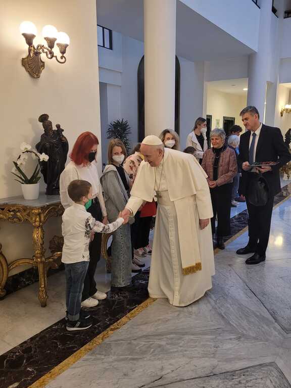 Abans de marxar cap a Malta, el Papa Francesc es troba amb algunes famílies ucraïneses acollides per Sant'Egidio